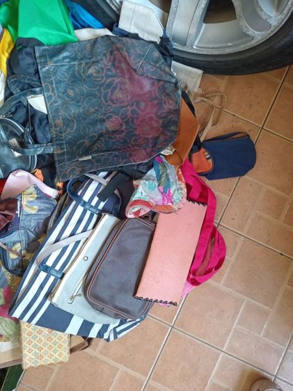 กระเป๋ามือสองค่ะ ใบเล็กใบน้อยมี ใบใหญ่ถุงผ้ามี หมวกว่ายน้ำ โบติดผมรวมแล้ว 150ชิ้นบสกลบนิดหน่อยค่ะ เหมาเลยไปขายได้กำไร รูปที่ 2