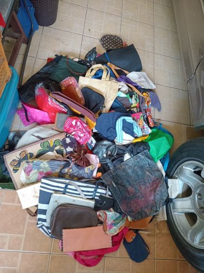 กระเป๋ามือสองค่ะ ใบเล็กใบน้อยมี ใบใหญ่ถุงผ้ามี หมวกว่ายน้ำ โบติดผมรวมแล้ว 150ชิ้นบสกลบนิดหน่อยค่ะ เหมาเลยไปขายได้กำไร