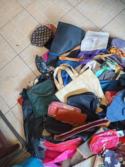 กระเป๋ามือสองค่ะ ใบเล็กใบน้อยมี ใบใหญ่ถุงผ้ามี หมวกว่ายน้ำ โบติดผมรวมแล้ว 150ชิ้นบสกลบนิดหน่อยค่ะ เหมาเลยไปขายได้กำไร รูปที่ 3