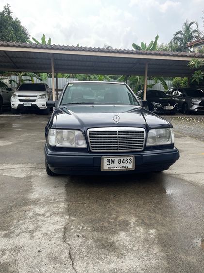 รถ Mercedes-Benz E-Class E200 สี น้ำเงิน