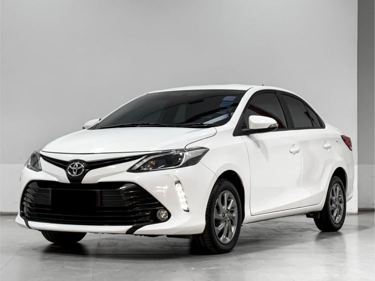 รถ Toyota Vios 1.5 Mid สี ขาว