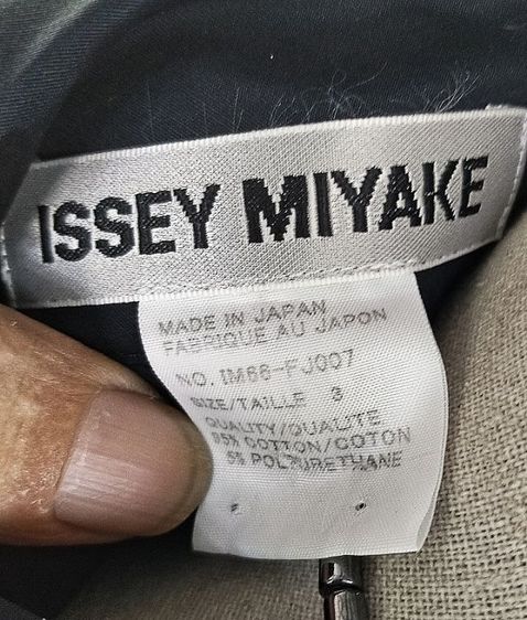 เสื้อเชิ้ตสตรี  Issey miyake เข้าเอว สี navy blue มือสองของแท้ รูปที่ 11