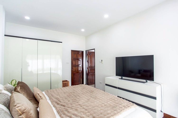 บ้านใหม่สามห้องนอนพร้อมสระว่ายน้ำส่วนตัวสุดหรูดูดีใกล้เมืองสุดสุด