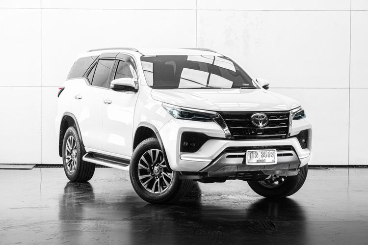 รถ Toyota Fortuner 2.4 V สี ขาว