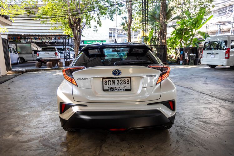 Toyota C-HR 2019 1.8 Hybrid Mid Sedan ไฮบริด ไม่ติดแก๊ส เกียร์อัตโนมัติ ขาว รูปที่ 2