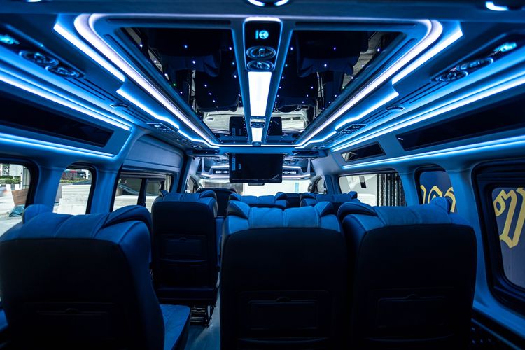 รถ Toyota Commuter 2.8 สี เทา