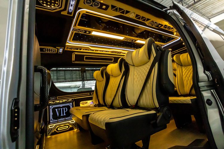 รถ Toyota Commuter 2.8 สี เทา