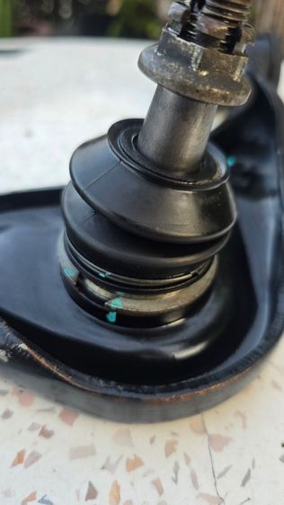 ปีกนกบน toyota revo 2015 แท้ 4x4 (เก่าเก็บ) รูปที่ 2