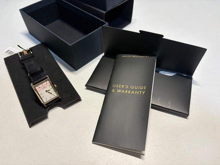 Daniel Wellington Bound แท้สภาพไม่เคยใช้งาน รูปที่ 2