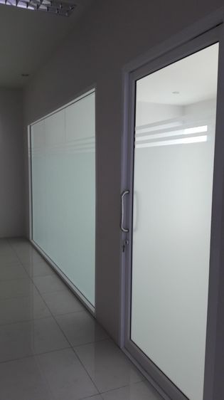 ประตูอลูมีเนียมสีขาว 115 x 215 ซม. มี 2 ชุด รูปที่ 3