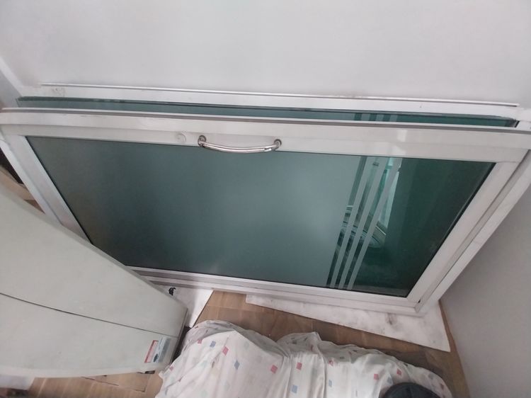 ประตูอลูมีเนียมสีขาว 115 x 215 ซม. มี 2 ชุด รูปที่ 6