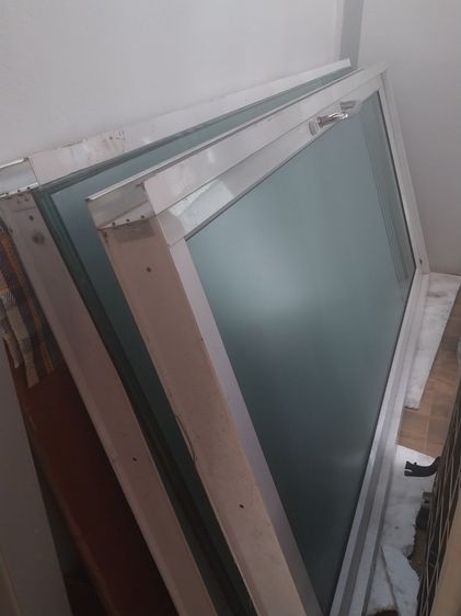 ประตูอลูมีเนียมสีขาว 115 x 215 ซม. มี 2 ชุด รูปที่ 4