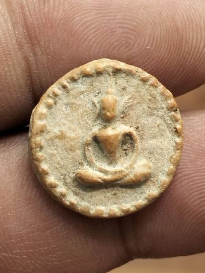 พระจันทร์ลอยข้างเม็ดเนื้อดิน วัดประสาทบุญญาวาส 