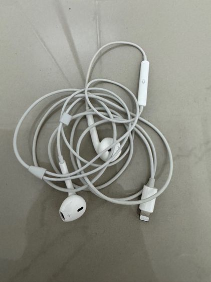 Apple (EarPods) เป็นแบบ Lightning 