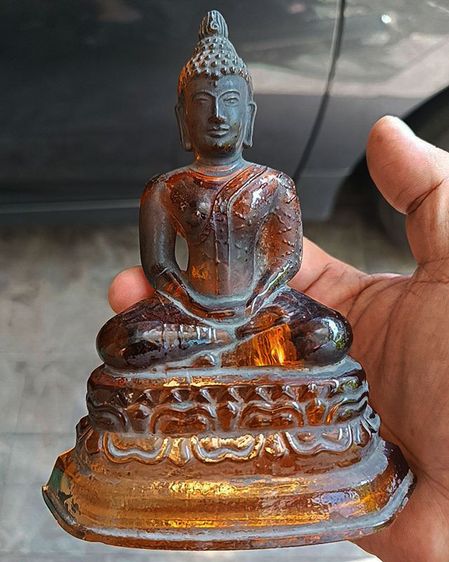 พระบูชาพระแก้วมรกต พิธี 25 พุทธศตวรรษ เนื้อแก้วสีน้ำผึ้ง สีพิเศษ นิยมหายาก ขนาดหน้าตัก 3 นิ้ว สูงประมาณ 6 นิ้ว ผิวหิ้งโดนควันธูปล้างออกได้ ม