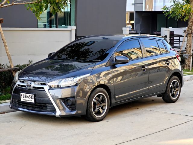 รถ Toyota Yaris 1.2 J สี เทา