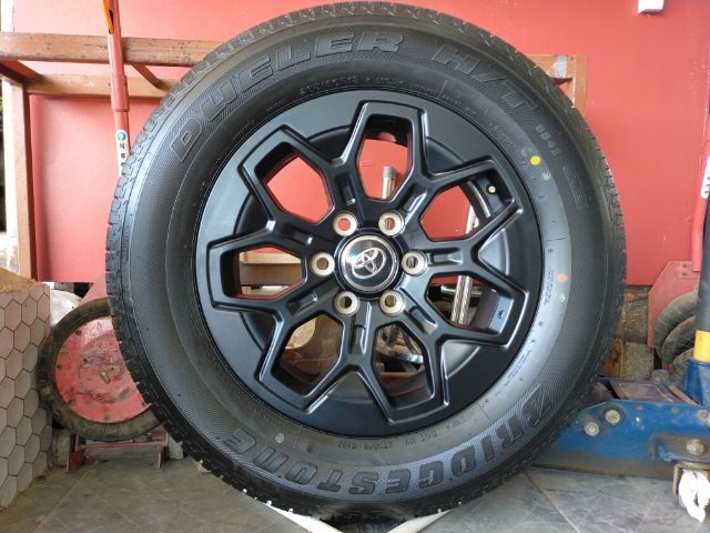 แม็กโตโยต้า ทราโว่ ขอบ18 พร้อมยางบริสโตน 265 60 18 ปลายปี25 แม็กป้ายแดงสีเดิม ตุ่มหน้ายางยังอยู่ทุกเส้น ใส่ revo vigo fortuner