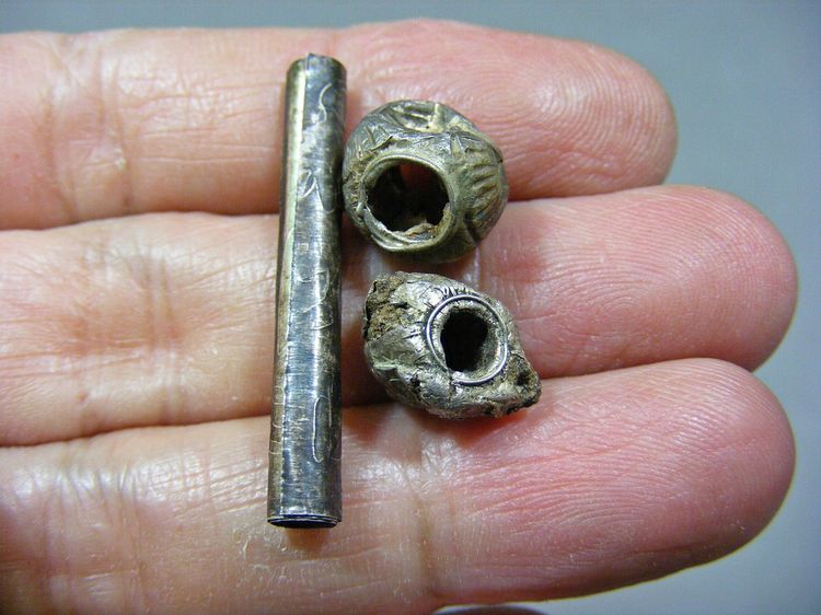 พระบ้านๆ ตะกรุดเงินเก่าๆ รอยจารเข้มขลัง 