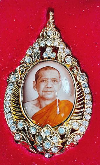 พระล็อกเก็ตที่ระลึกงานครบรอบวันเกิดหลวงพ่อฤาษีลิงดำวัดท่าซุงองค์นี้สวยมากประดับด้วยเพชรแพรวพราวต้องแสงระยิบ