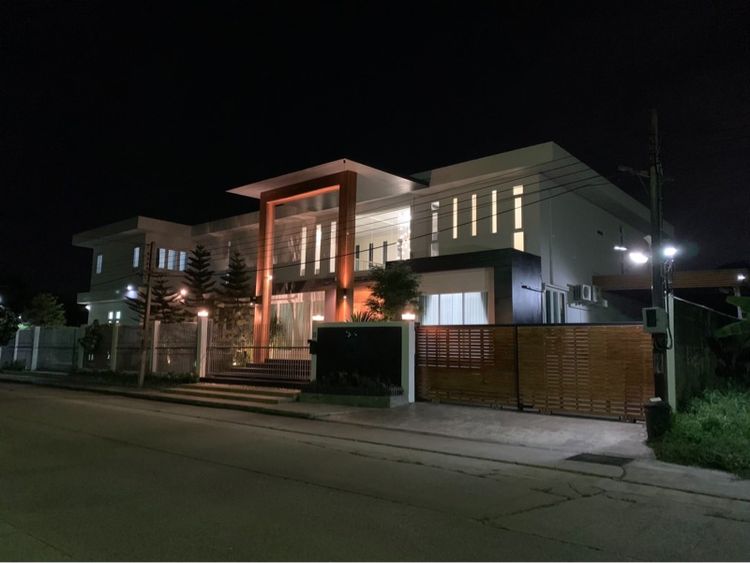 บ้านพูลวิลล่า 237 ตารางวา ในกรุงเทพ ราคา 18.5 ล้าน มีสระส่วนตัว ใกล้สนามกอล์ฟและโรงเรียนนานาชาติ