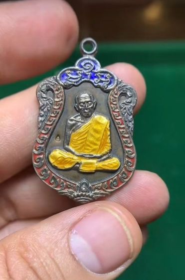 เหรียญเสมาหลวงปู่ทิมวัดละหารไร่ลงยาสามสี