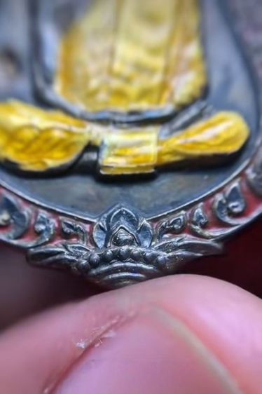 เหรียญเสมาหลวงปู่ทิมวัดละหารไร่ลงยาสามสี รูปที่ 4