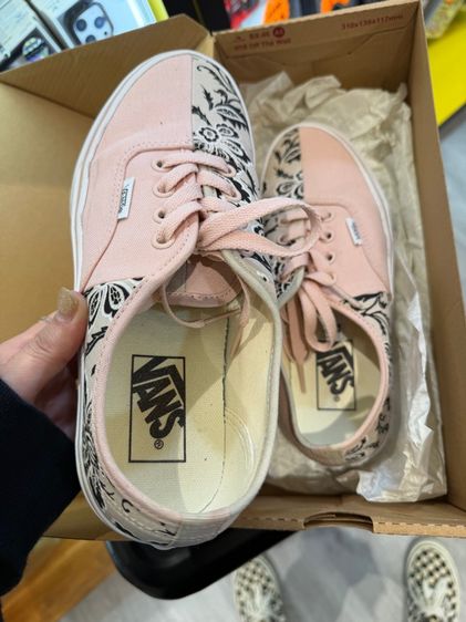 รองเท้า vans สีชมพูลายดอกไม้ รูปที่ 4