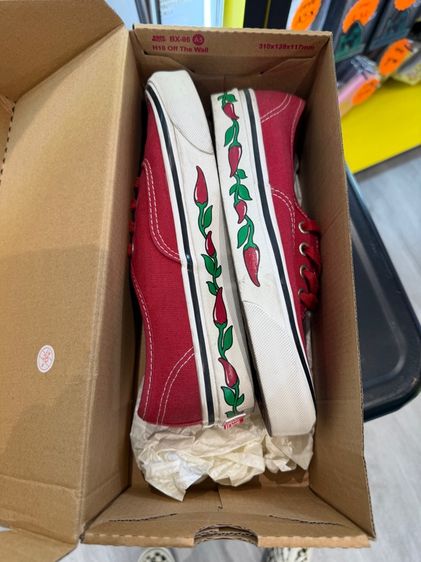 รองเท้า vans สีแดงลายพริก รูปที่ 8