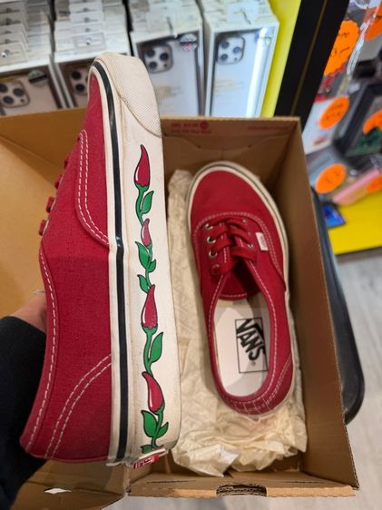 รองเท้า vans สีแดงลายพริก รูปที่ 2