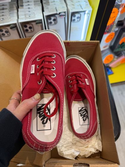 รองเท้าผ้าใบ ผ้า UK 4.5 | EU 37 1/3 | US 6 อื่นๆ รองเท้า vans สีแดงลายพริก