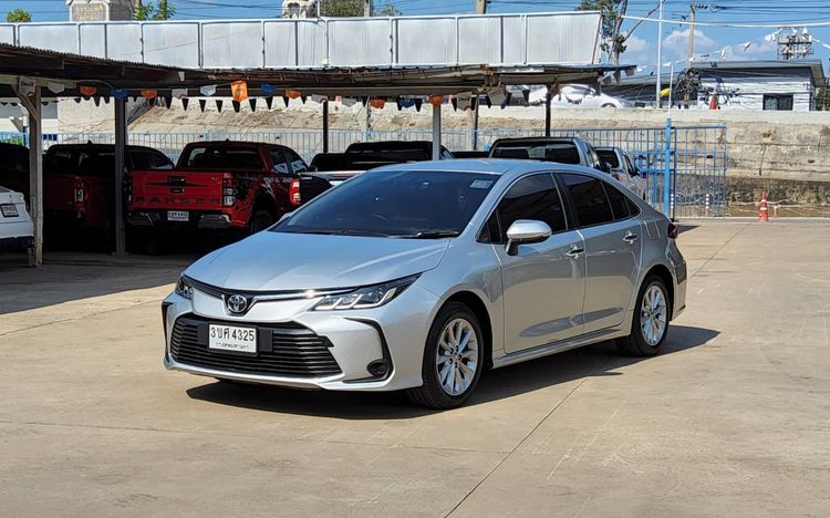 รถ Toyota Altis 1.6 G สี บรอนซ์เงิน