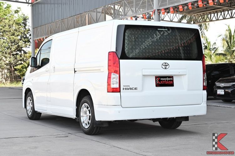 Toyota Hiace 2022 2.8 economy Van ดีเซล ไม่ติดแก๊ส เกียร์ธรรมดา ขาว รูปที่ 3