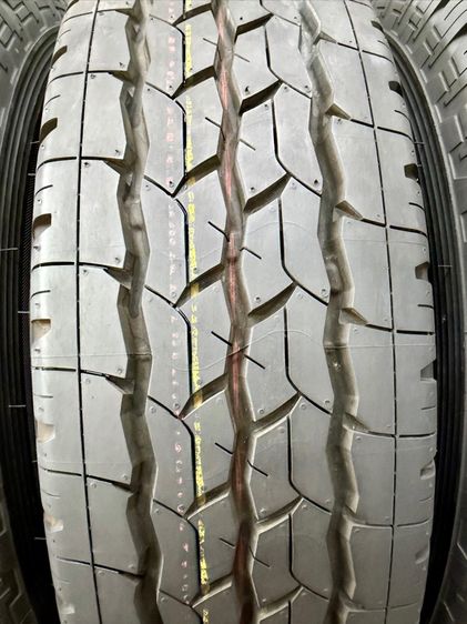 ยางถอดป้ายแดงขอบ 14” ยี่ห้อ BRIDGESTONE รุ่น DURAVIS R624 ขนาด 195R14 ปี 25 สีเส้นตุ่มหน้ายางยังอยู่ รูปที่ 6