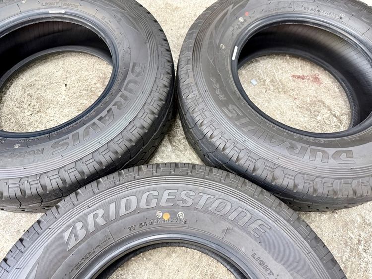 ยางถอดป้ายแดงขอบ 14” ยี่ห้อ BRIDGESTONE รุ่น DURAVIS R624 ขนาด 195R14 ปี 25 สีเส้นตุ่มหน้ายางยังอยู่