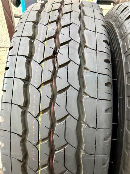 ยางถอดป้ายแดงขอบ 14” ยี่ห้อ BRIDGESTONE รุ่น DURAVIS R624 ขนาด 195R14 ปี 25 สีเส้นตุ่มหน้ายางยังอยู่ รูปที่ 5