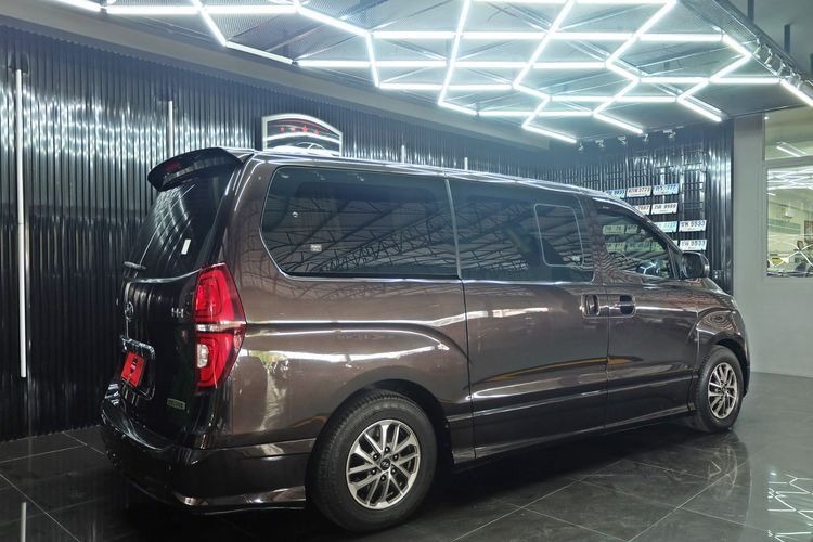 Hyundai H-1  2019 2.5 Deluxe Van ดีเซล เกียร์อัตโนมัติ น้ำตาล รูปที่ 4