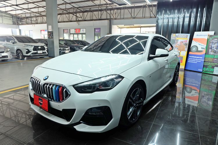 BMW Series 2 2021 220i Sedan เบนซิน เกียร์อัตโนมัติ ขาว รูปที่ 3