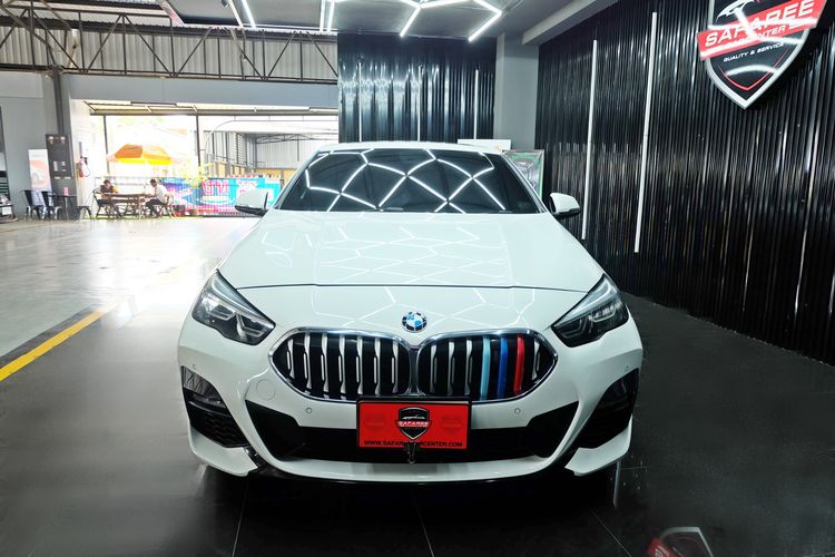 BMW Series 2 2021 220i Sedan เบนซิน เกียร์อัตโนมัติ ขาว รูปที่ 2