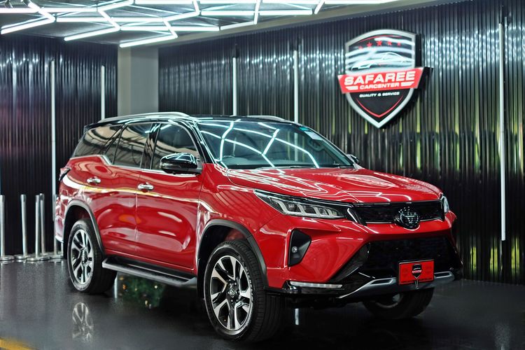 รถ Toyota Fortuner 2.8 Legender Black Top 4WD สี แดง