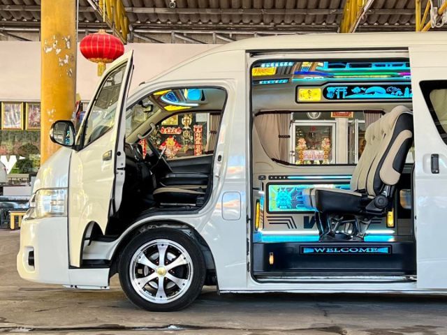 Toyota Commuter 2016 3.0 Van ดีเซล ไม่ติดแก๊ส เกียร์ธรรมดา ขาว รูปที่ 2