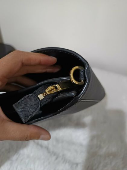 Used Tory หนังซาฟิโนสีดำ สายครอสถอดได้ ปรับได้ ใส่มือถือได้ สวย 9x3x6 นิ้ว  รูปที่ 7