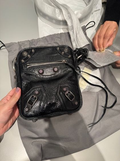 Balenciage MEN'S LE CITY VERTICAL CROSSBODY BAG IN BLACK รูปที่ 4