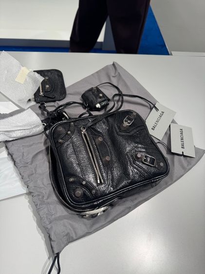 Balenciage MEN'S LE CITY VERTICAL CROSSBODY BAG IN BLACK รูปที่ 6