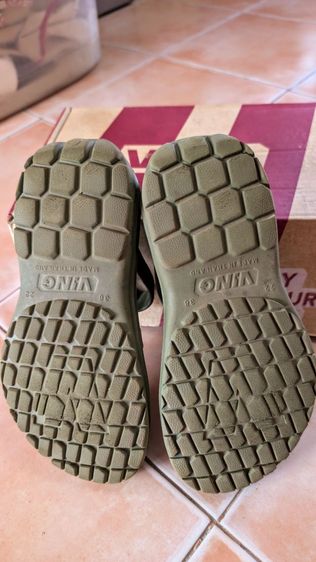 รองเท้าVingรุ่นคีรีออนแท้พร้อมกล่องจากช๊อปโรบินสัน ไม่มีเวลาวิ่งขออนุญาตปล่อยต่อค่ะ สภาพไม่มีตำหนิเหมาะกับเท้าไซร์38นะคะความยาวรองเท้า24ซม. สนใจสอบถามเพิ่มเติมได้ค่ะ รูปที่ 7