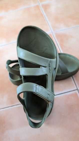 รองเท้าVingรุ่นคีรีออนแท้พร้อมกล่องจากช๊อปโรบินสัน ไม่มีเวลาวิ่งขออนุญาตปล่อยต่อค่ะ สภาพไม่มีตำหนิเหมาะกับเท้าไซร์38นะคะความยาวรองเท้า24ซม. สนใจสอบถามเพิ่มเติมได้ค่ะ รูปที่ 4