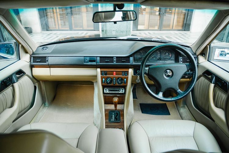 Mercedes-Benz E-Class 1990 E300 Sedan เบนซิน ไม่ติดแก๊ส เกียร์อัตโนมัติ ดำ รูปที่ 4