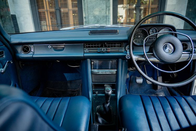 Mercedes-Benz E-Class 1971 E200 Sedan เบนซิน ไม่ติดแก๊ส เกียร์ธรรมดา ขาว รูปที่ 3