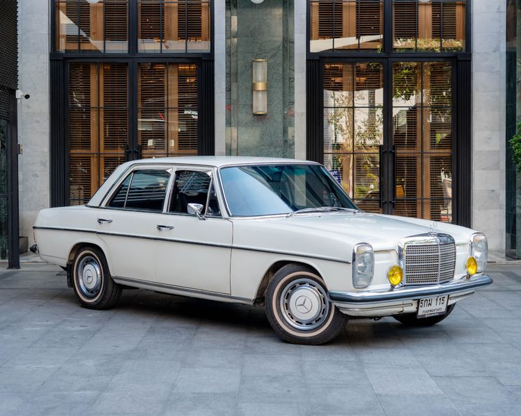 รถ Mercedes-Benz E-Class E200 สี ขาว