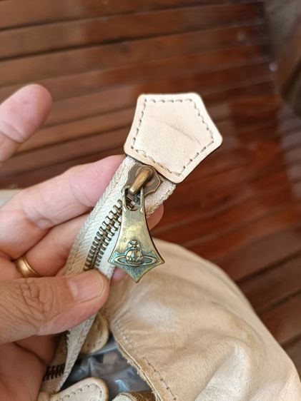 กระเป๋าแบรนด์ Vivienne Westwood มือสองของแท้ รูปที่ 6