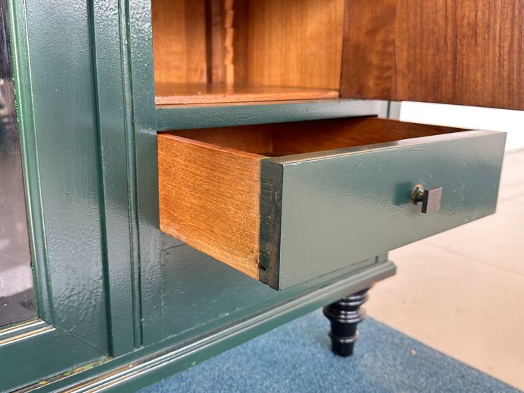 ตู้วางทีวี สไตล์วินเทจ 1 บานเปิดกระจก ชั้นไม้จริง 2 บานเปิดทึบ 2 ลิ้นชัก โครงขาไม้จริง มือจับอลูมิเนียม  รูปที่ 14